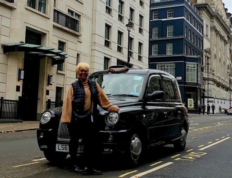 London: Monuments & Back Streets Guided Tour in Black Taxi