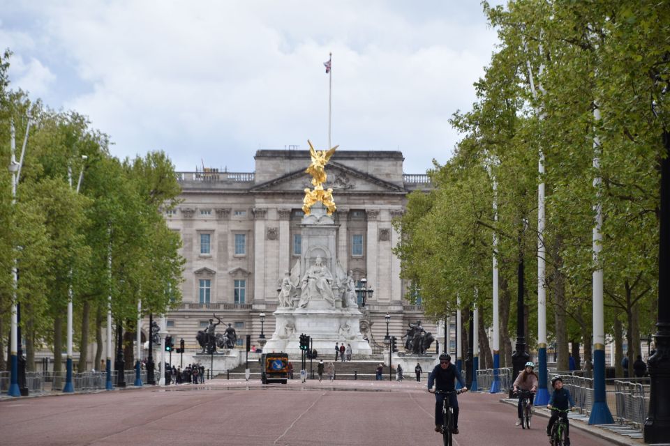 London: Private Beatles Taxi Tour - Uncover the History of Abbey Road