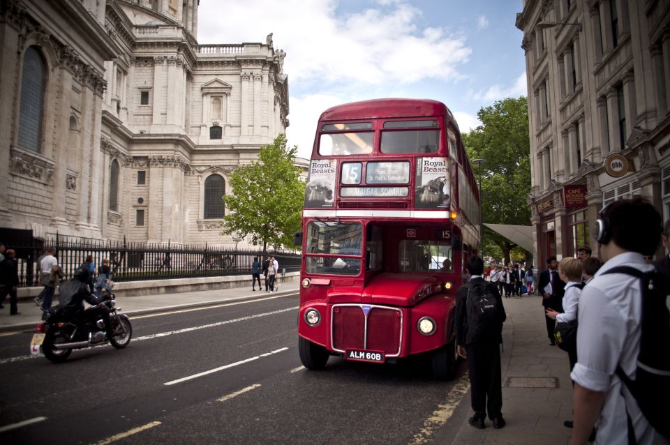 The Input Text "Londra in Un Giorno" Translates to "London in a Day" in English - A Taste of Local Culture