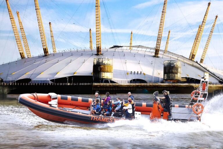 Private Speedboat Hire Though the Heart of the City