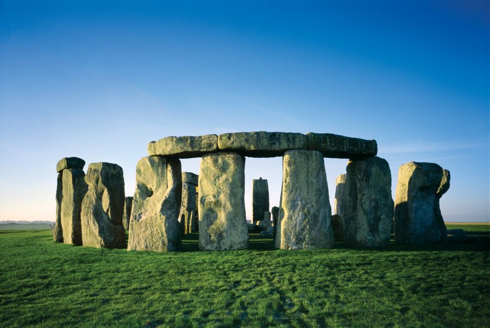 Buckingham Palace and Stonehenge Tour - Exploring Stonehenge