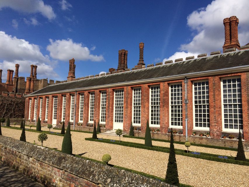 London: Hampton Court Private Guided Tour - Exploring the Palace and Gardens