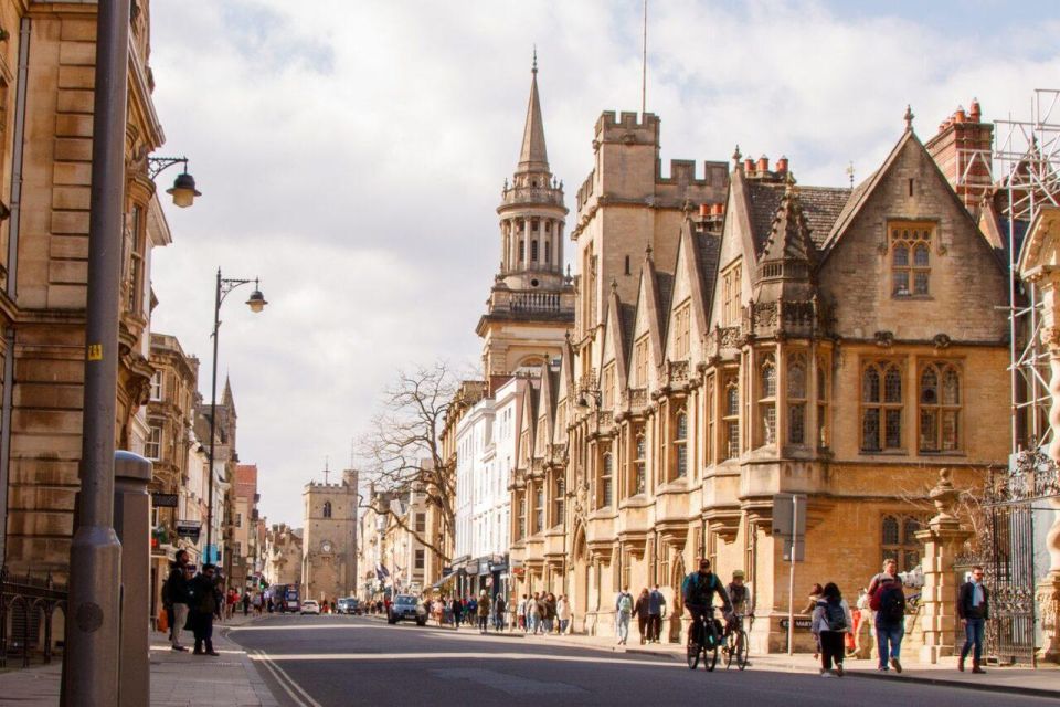 Unique Sites of Oxford – Family Walking Tour - Our Expert Local Tour Guide