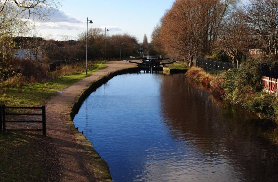 Breathtaking Manchester – Walking Tour for Couples - Uncovering Manchesters Rich History